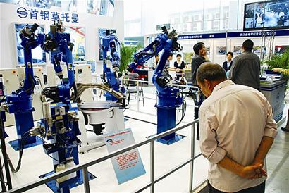 機(jī)博會(huì)上的“尖板眼” 智能商務(wù)禮儀服務(wù)新風(fēng)向